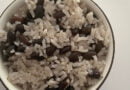 Frijoles negros fritos con arroz blanco